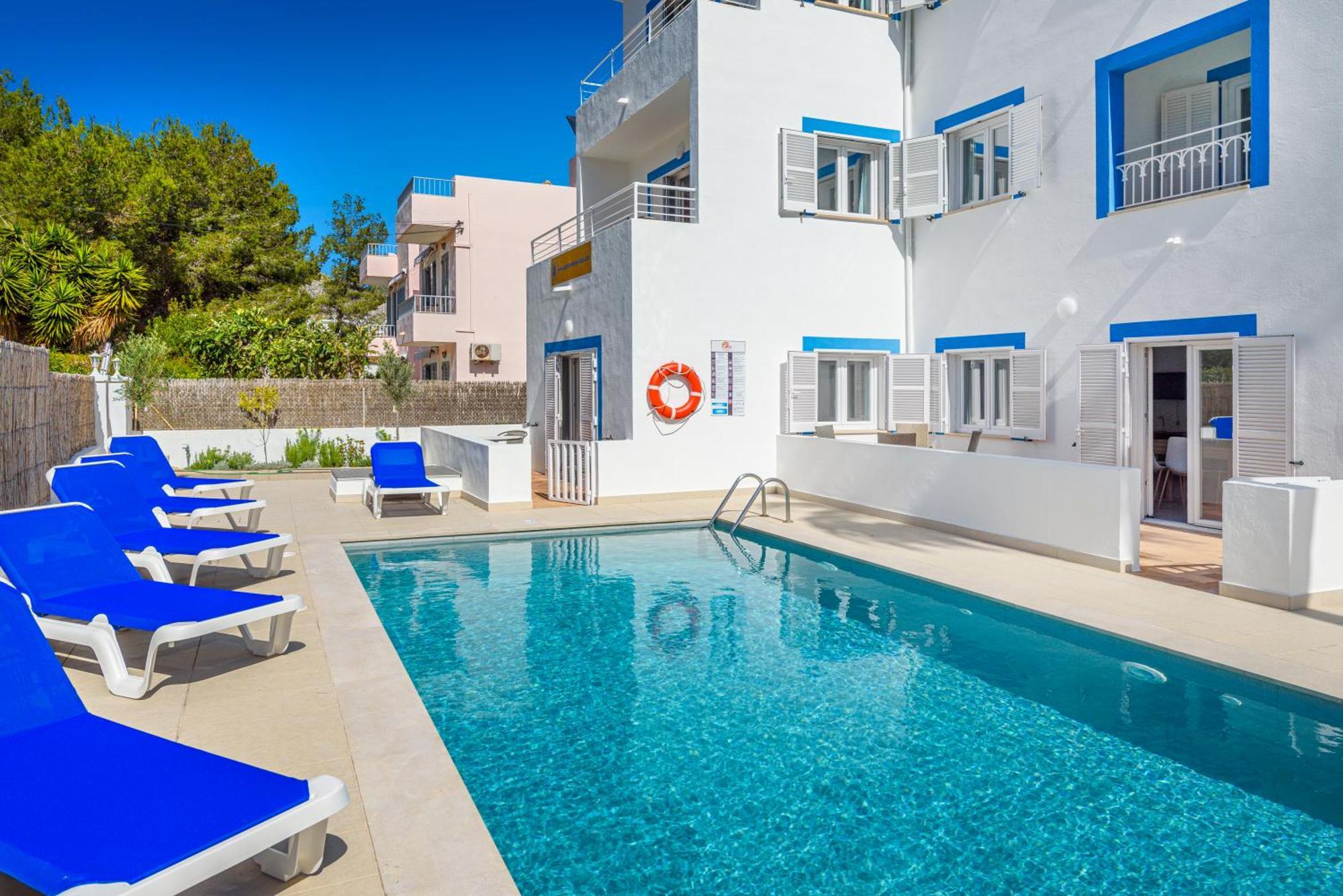 Apartment with Pool View
